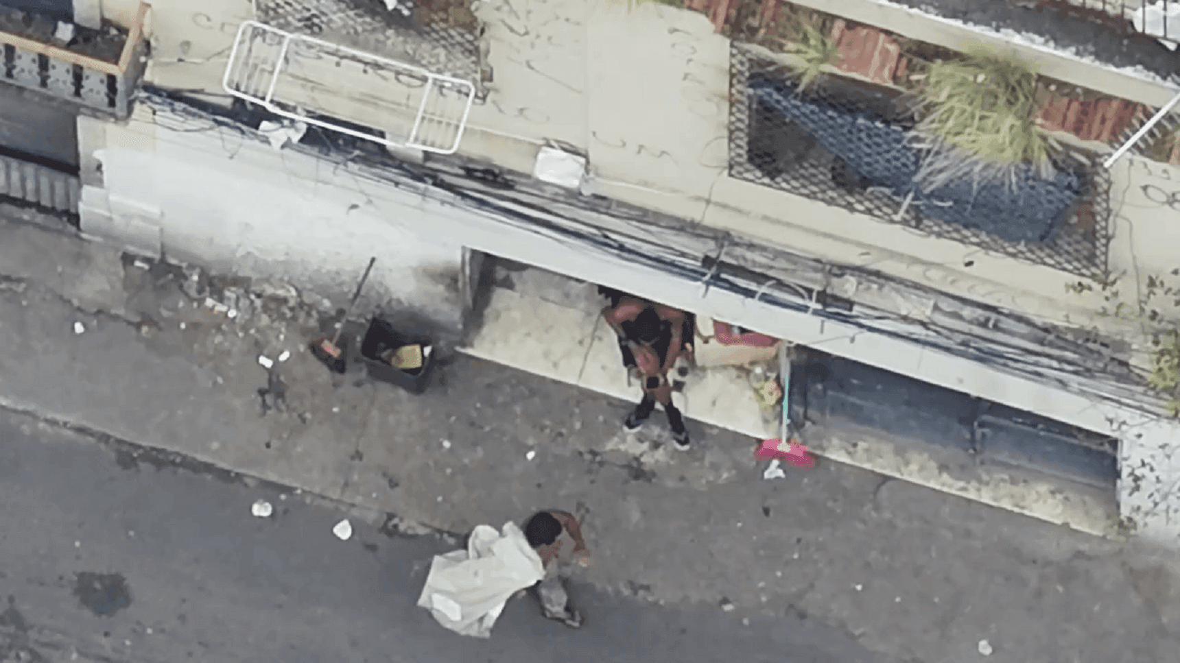 Imagens de drone da movimentação da boca de fumo