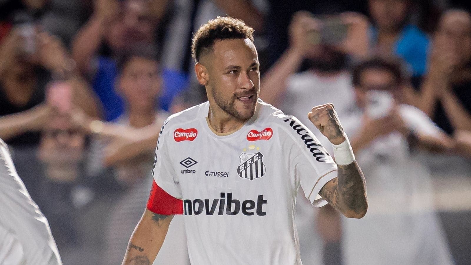 Neymar comemora gol do Santos contra o Internacional