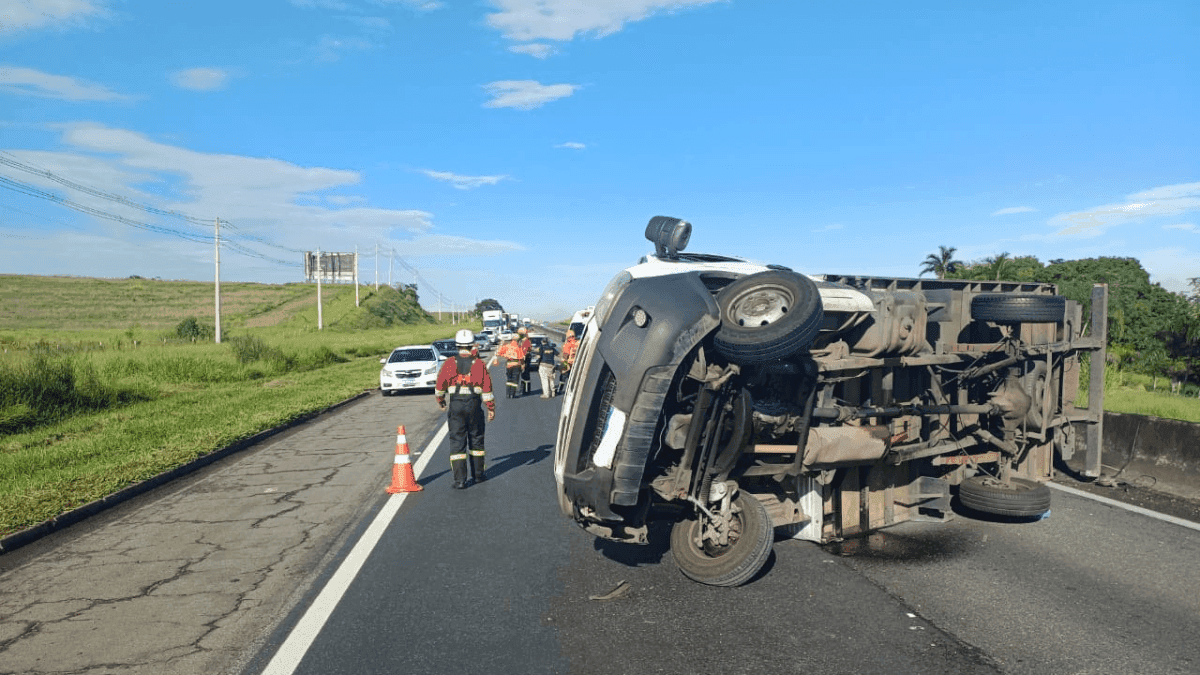 Motorista perde controle e tomba caminhão na Dutra em Canas