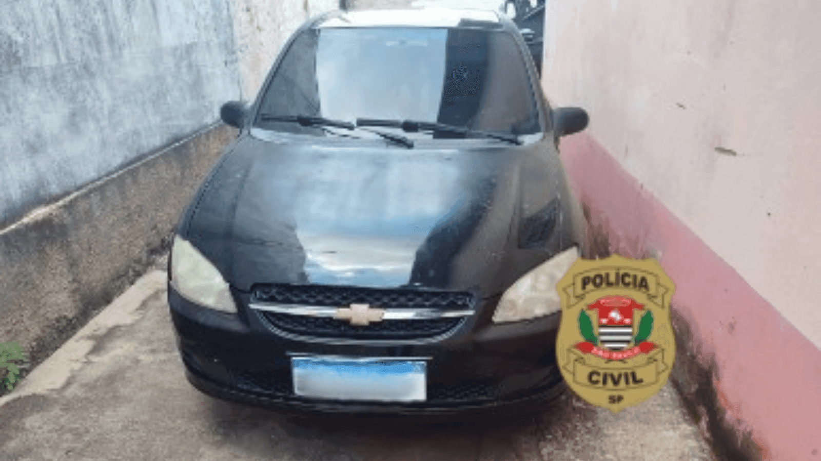 Os suspeitos estavam de posse de drogas e um carro