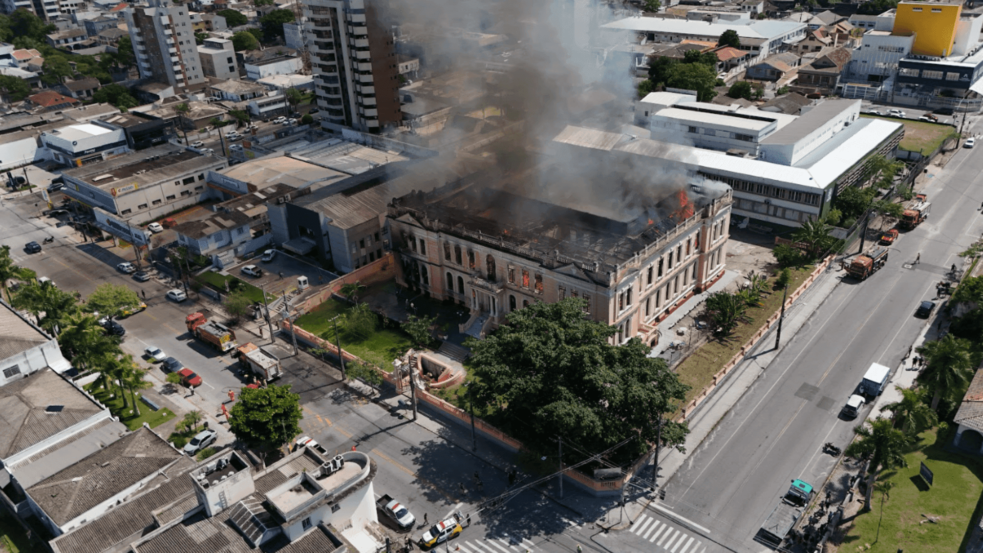 Incêndio em Paranaguá destrói escola histórica do Instituto de Educação