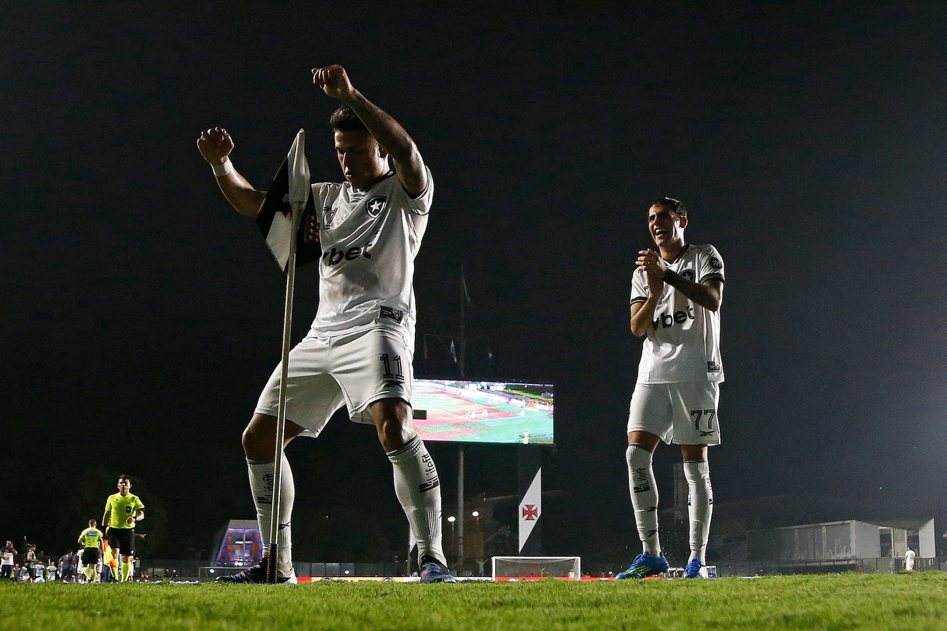 Matheus Martins comemora golaço do Botafogo dançando na bandeirinha do Vasco