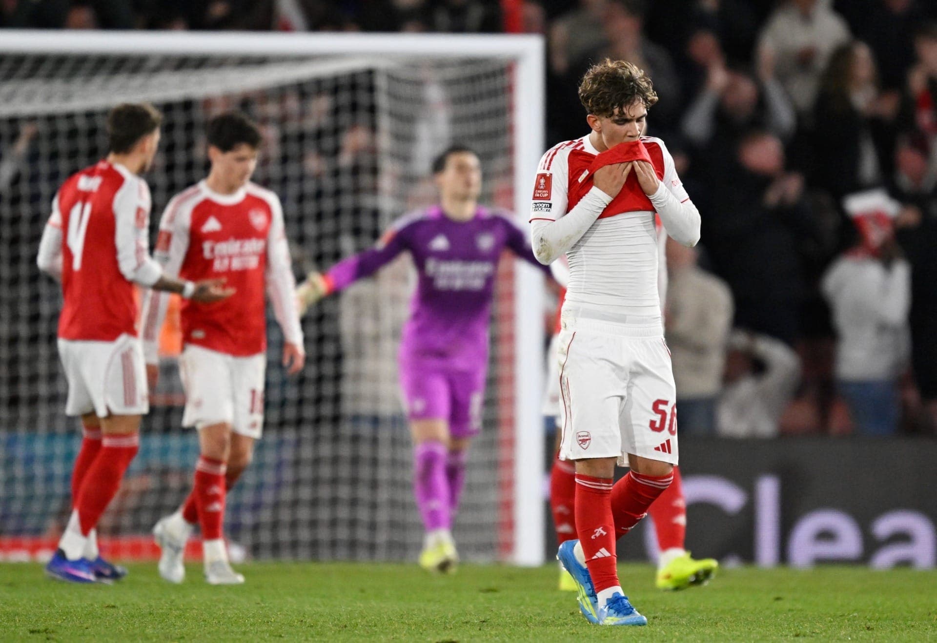 Max Dowman (Arsenal) lamenta gol do Southampton na Copa da Inglaterra