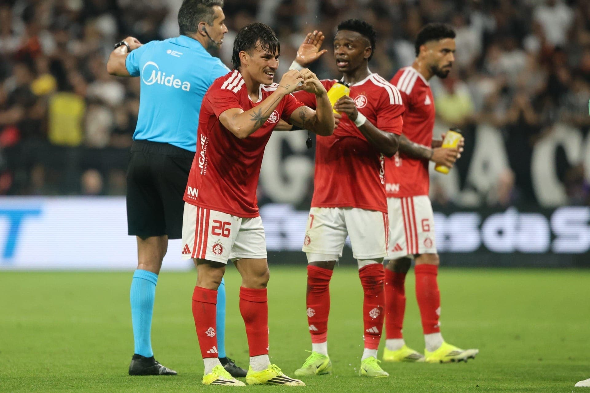 Bernabei comemora gol do Inter