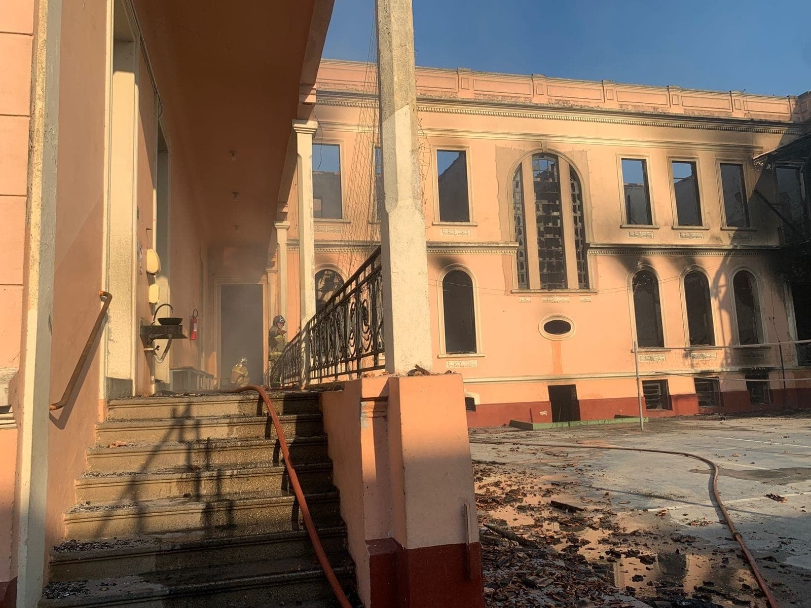 Incêndio atinge o Instituto de Educação em Paranaguá (PR)