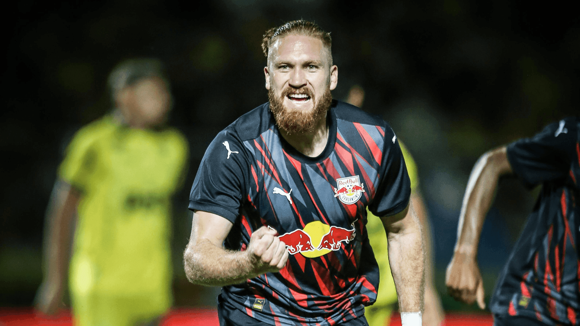 Isidro Pitta comemorando o gol da vitória do Bragantino