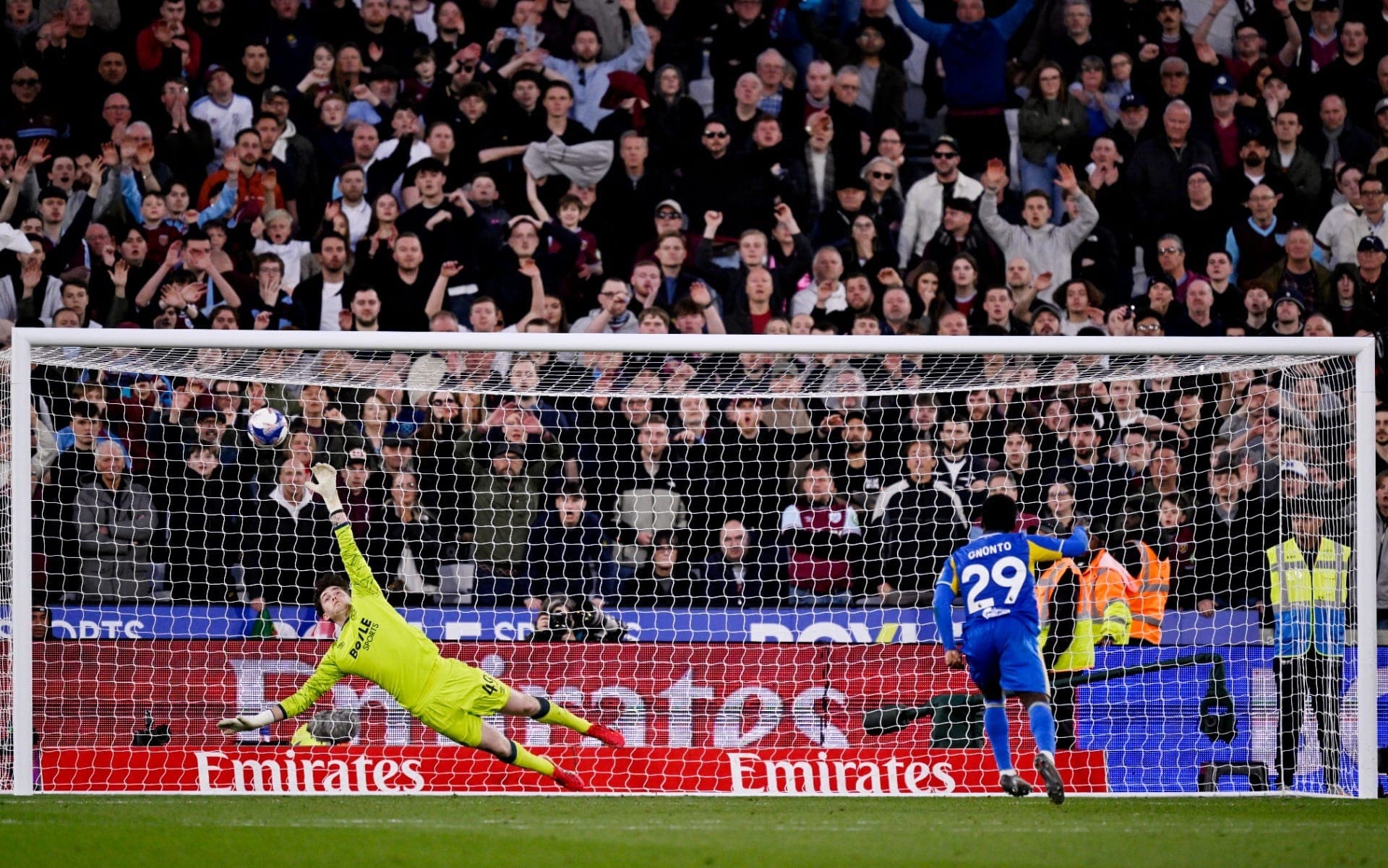 Leeds elimina West Ham nos pênaltis na Copa da Inglaterra