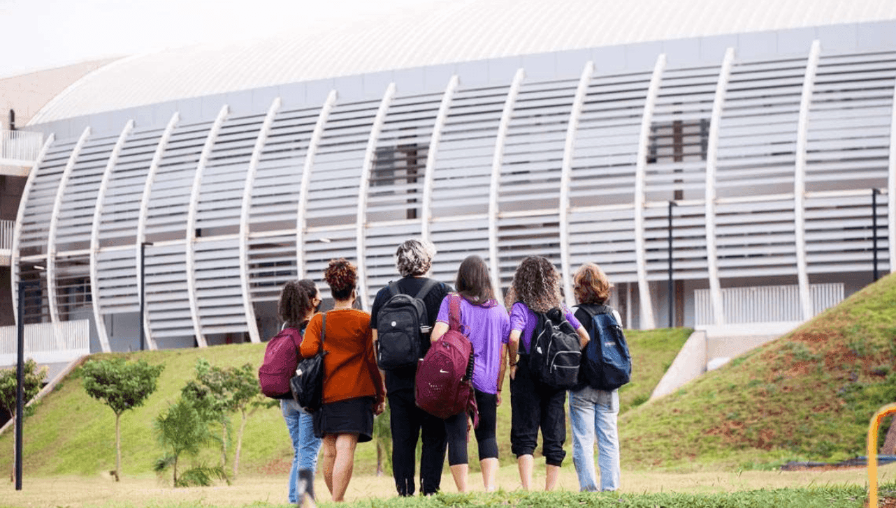 Estudantes da Ilum em frente ao Sirius, um dos laboratórios que poderão frequentar