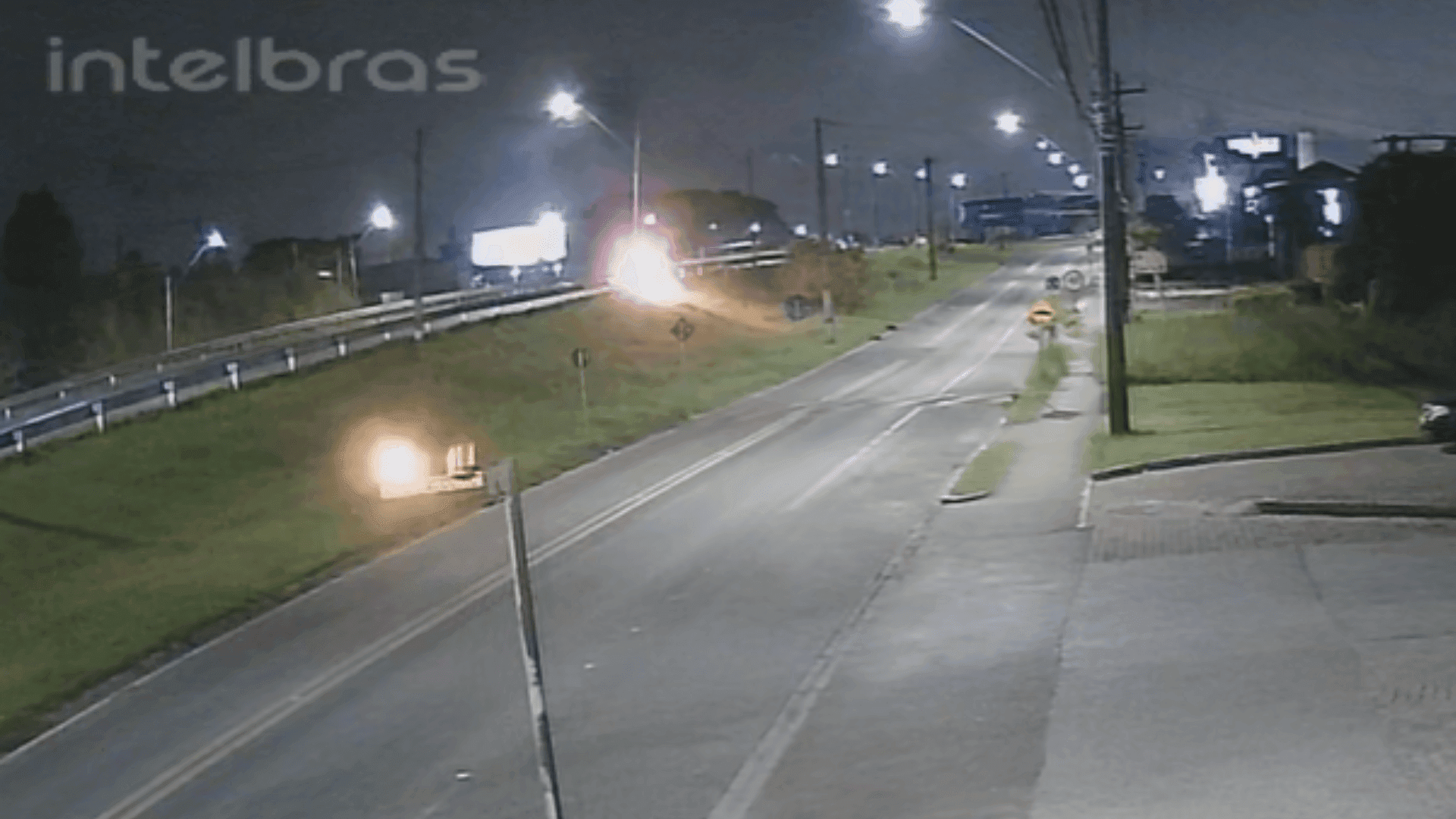 Imagens mostram carro em alta velocidade na BR-277