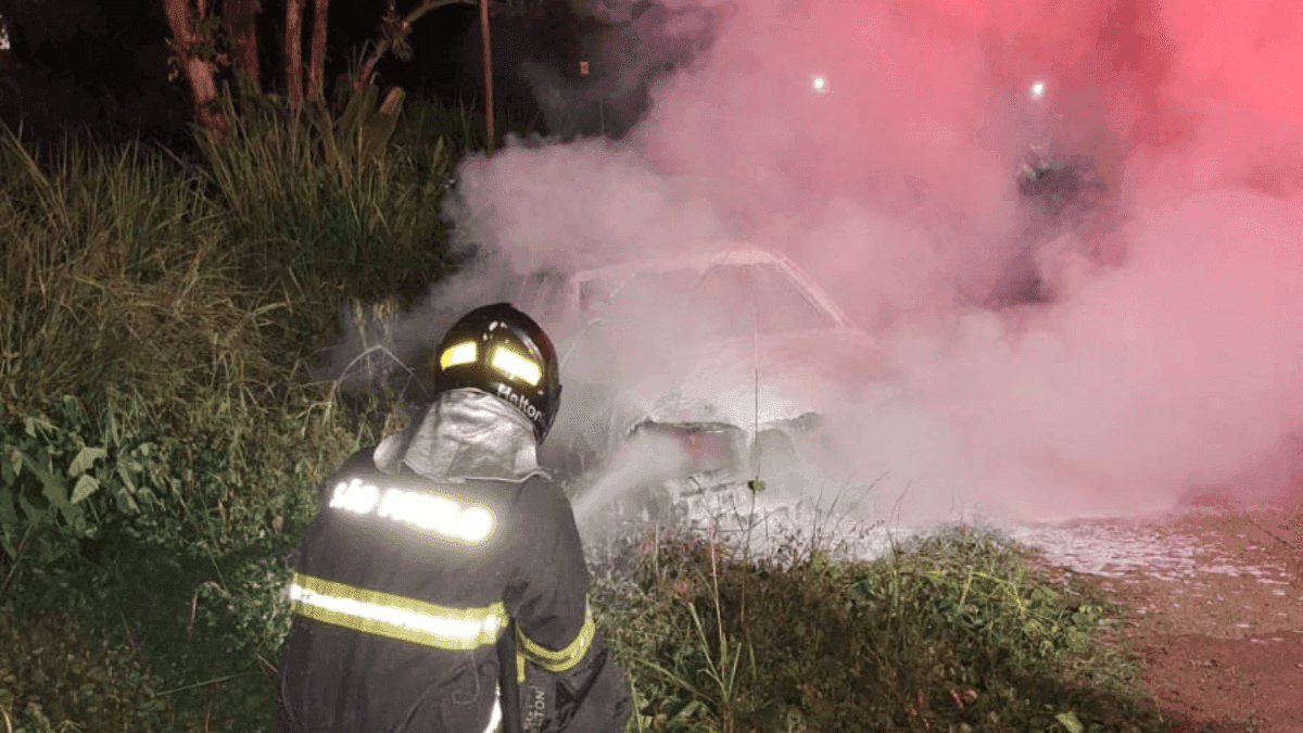 Incêndio destrói carro e mobiliza bombeiros em São Sebastião