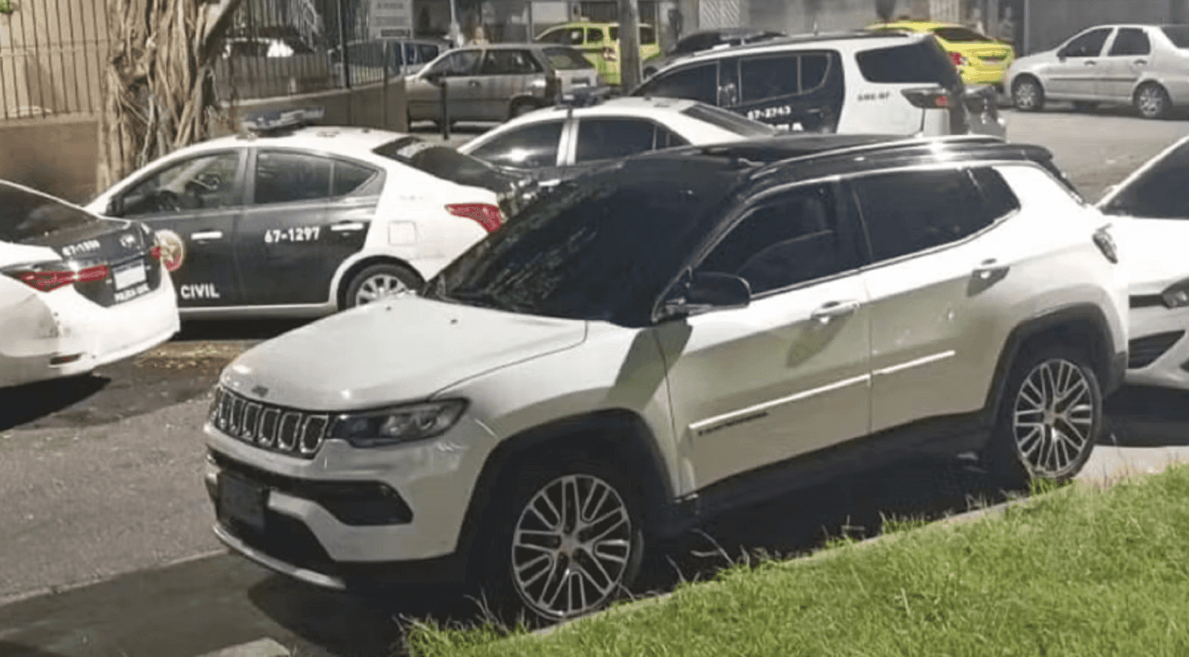 Jeep Compass do jogador do Fluminense, John Kenned foi recuperado após roubo no Grajaú