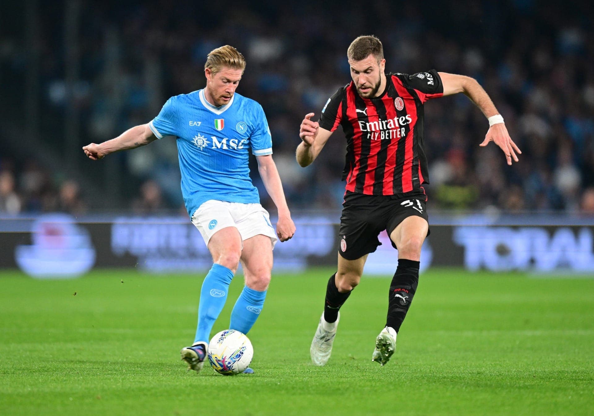 Kevin De Bruyne, do Napoli, em ação com Strahinja Pavlovic, do Milan