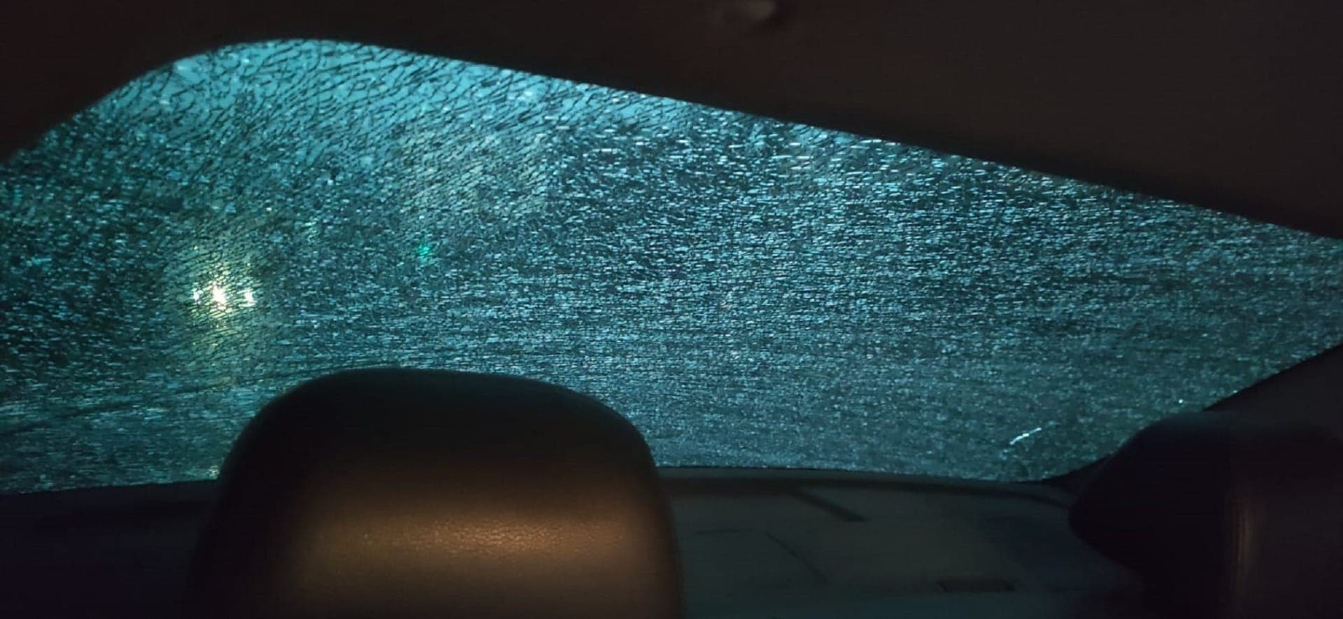 Um motorista teve o vidro do carro estilhaçado após criminosos jogarem uma pedra contra o carro dele na Linha Amarela