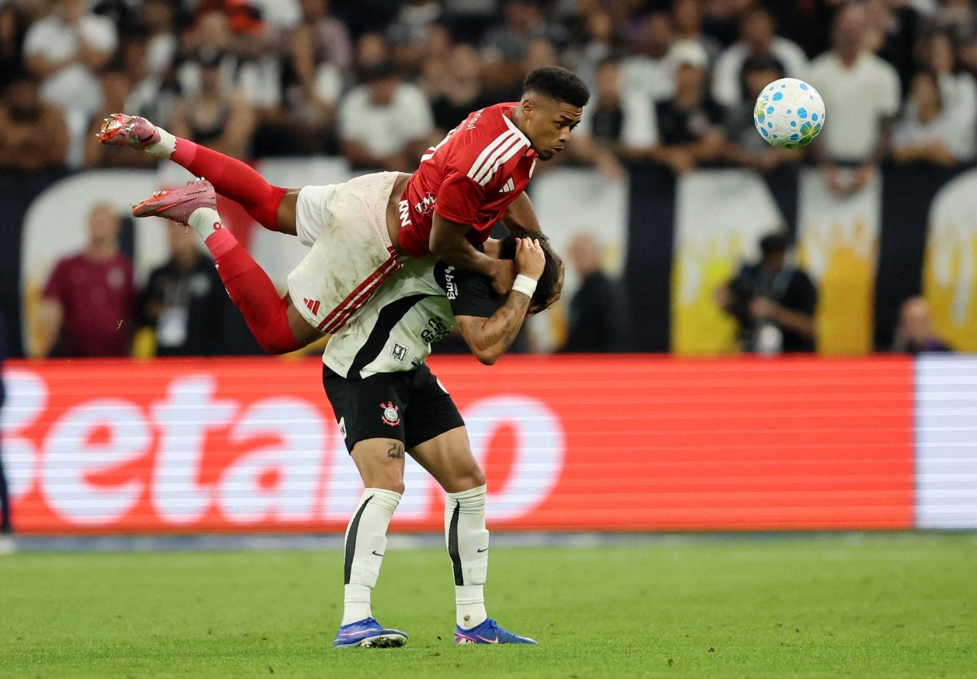 Yuri Alberto, do Corinthians, e Victor Gabriel, do Internacional, em Corinthians x Inter