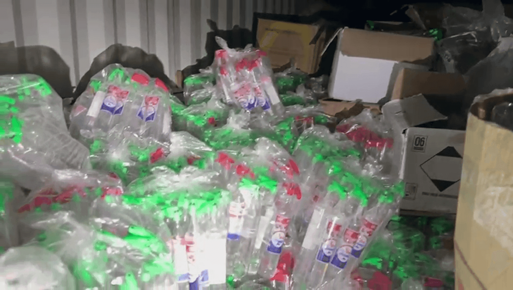 Drogas apreendidas estavam armazenadas em contêineres em um galpão