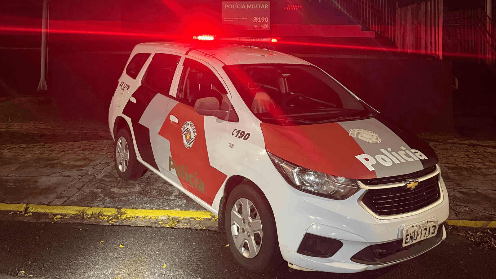 O comparsa conseguiu fugir após o crime e segue procurado