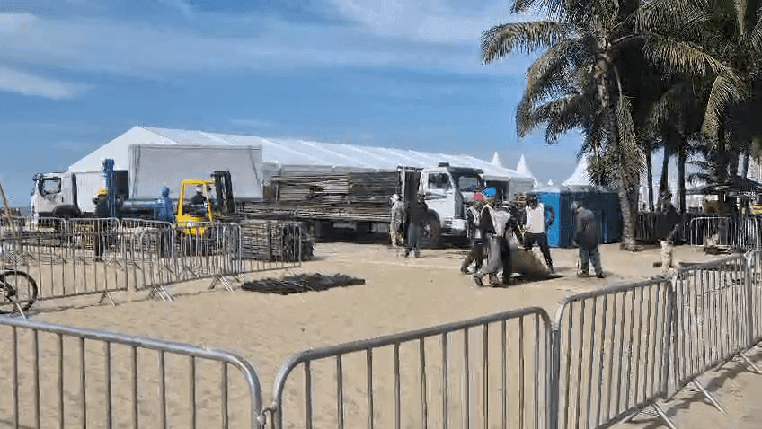 Palco sendo montado na Praia de Copacabana