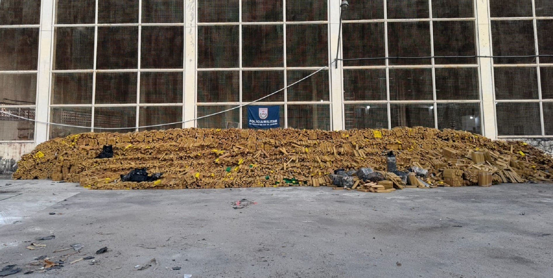 Apreensão de 48 toneladas de drogas no Complexo da Maré; Foram 24.800 tabletes localizados