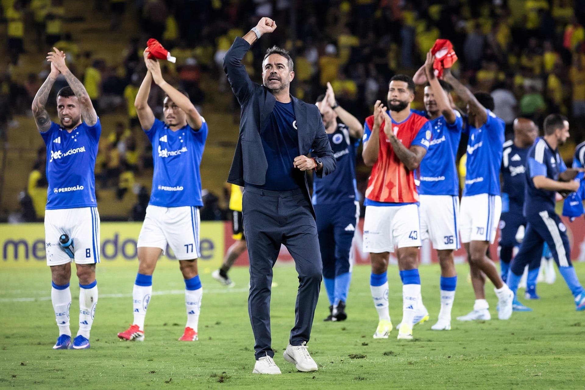 Artur Jorge celebra vitória do Cruzeiro na estreia da Libertadores, fora de casa