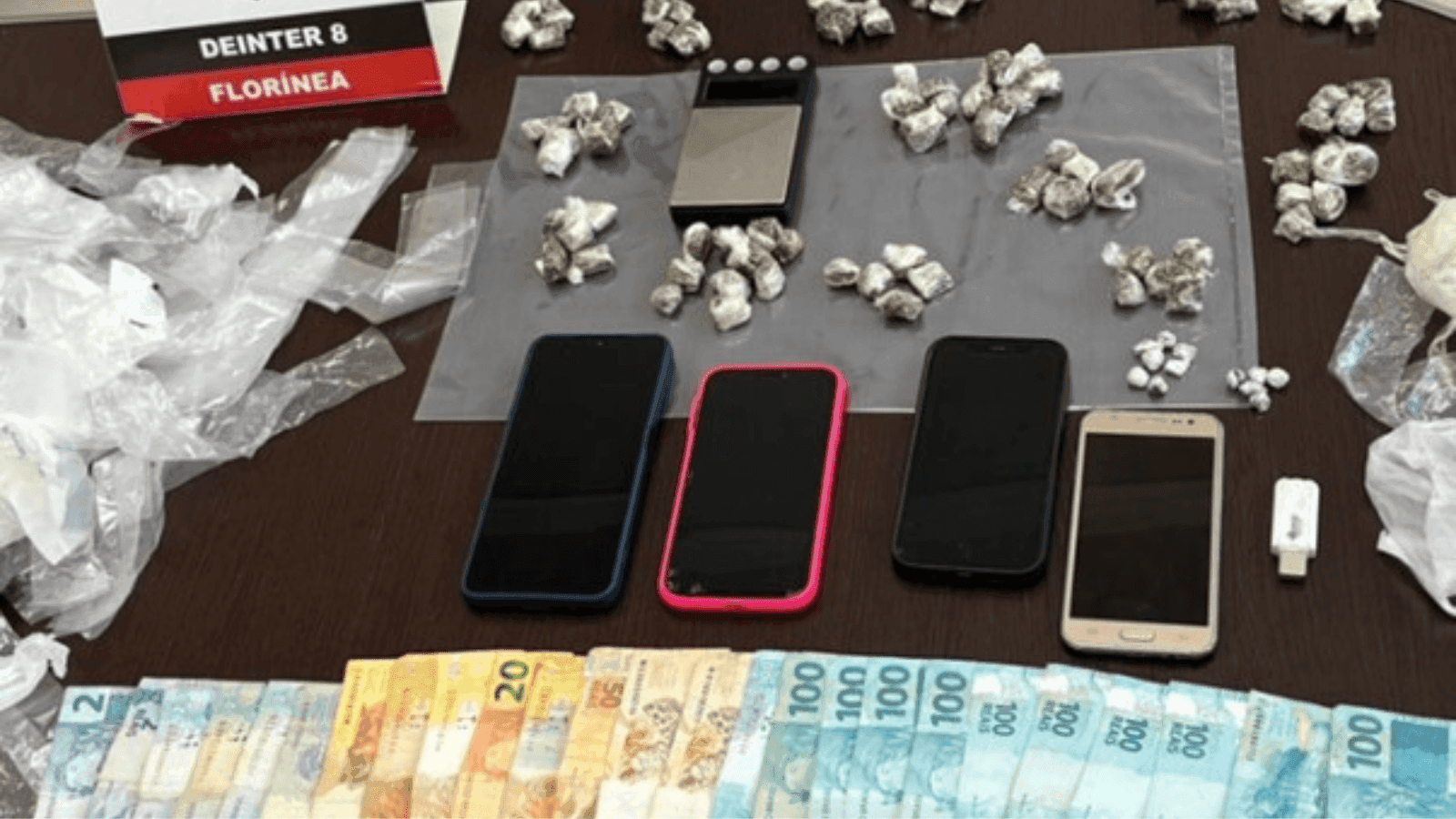 Elas estavam de posse de maconha, crack e dinheiro
