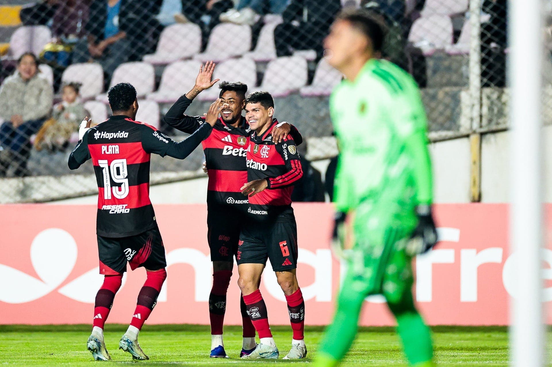 Flamengo comemora gol anotado contra o Cusco, pela Libertadores