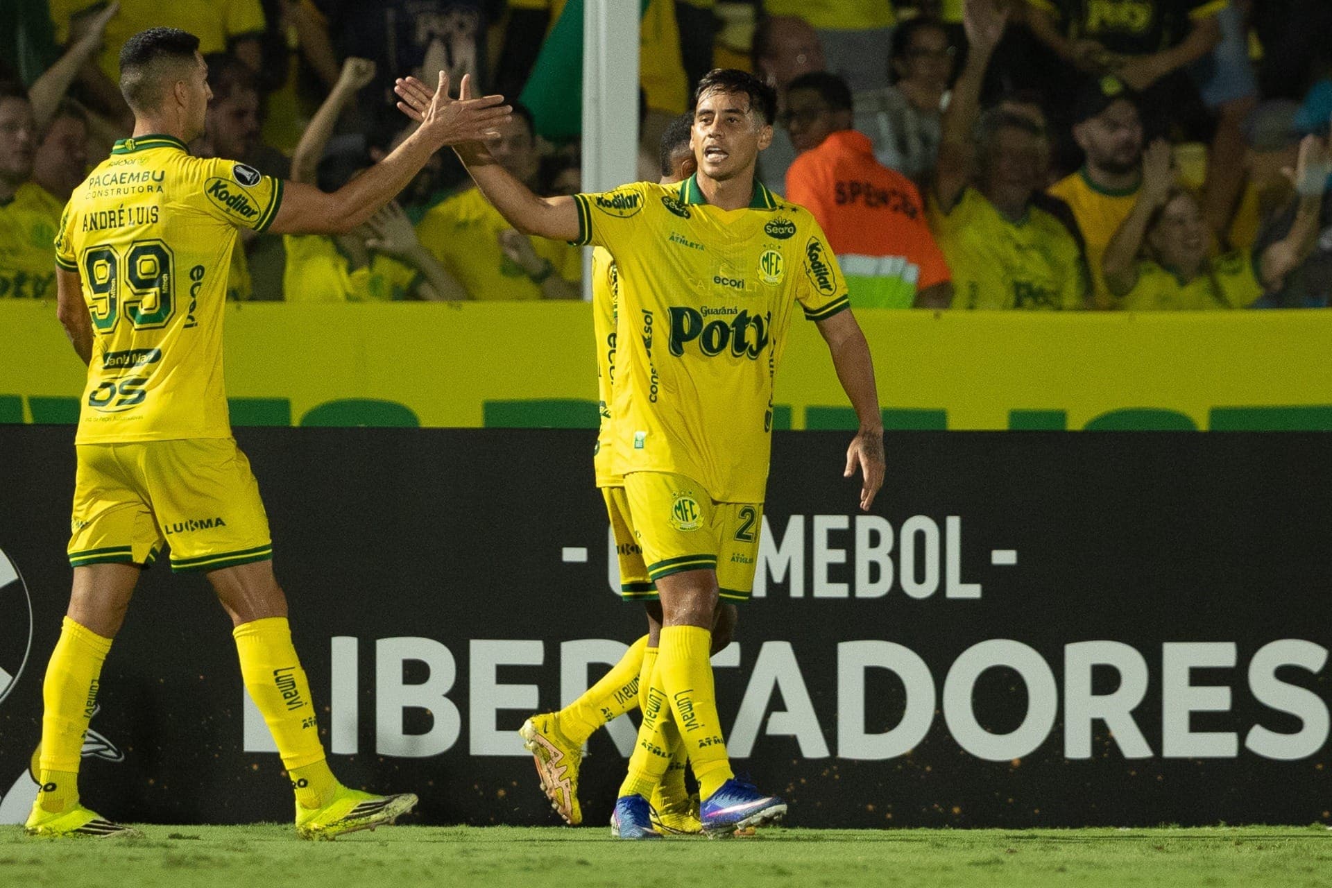 João Victor, do Mirassol, comemora seu gol contra o Lanús pela Libertadores