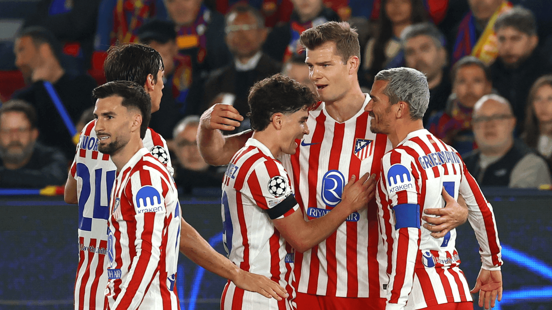 Julián Álvarez e Griezmann comemorando gol com Sørloth