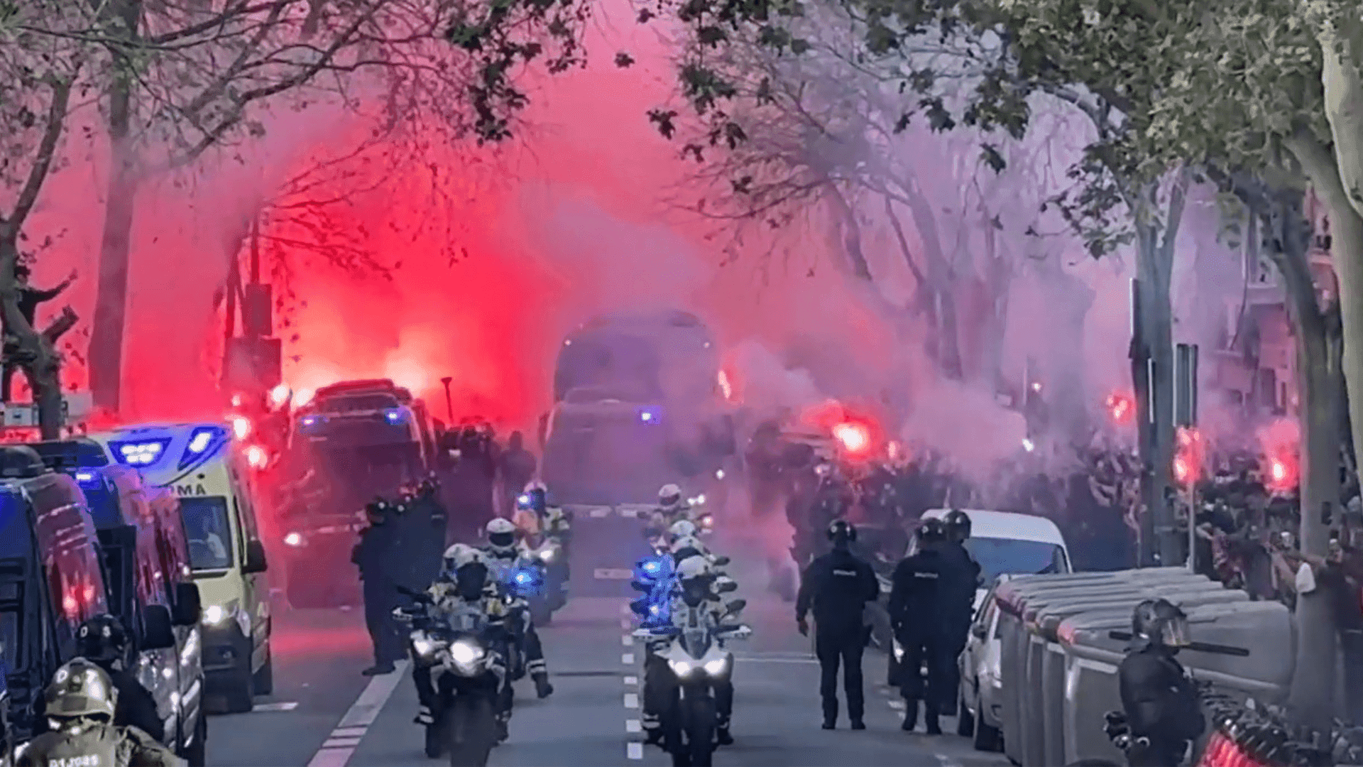 Torcedores do Barcelona ficam feridos após grade ceder próximo ao Camp Nou