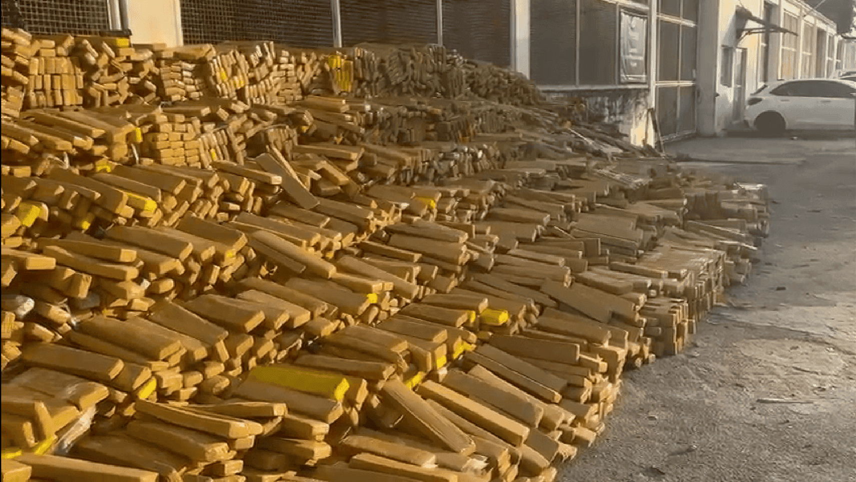 48 toneladas de drogas que foram encontradas no Complexo da Maré seriam distribuídas para outras favelas dominadas pelo Comando Vermelho