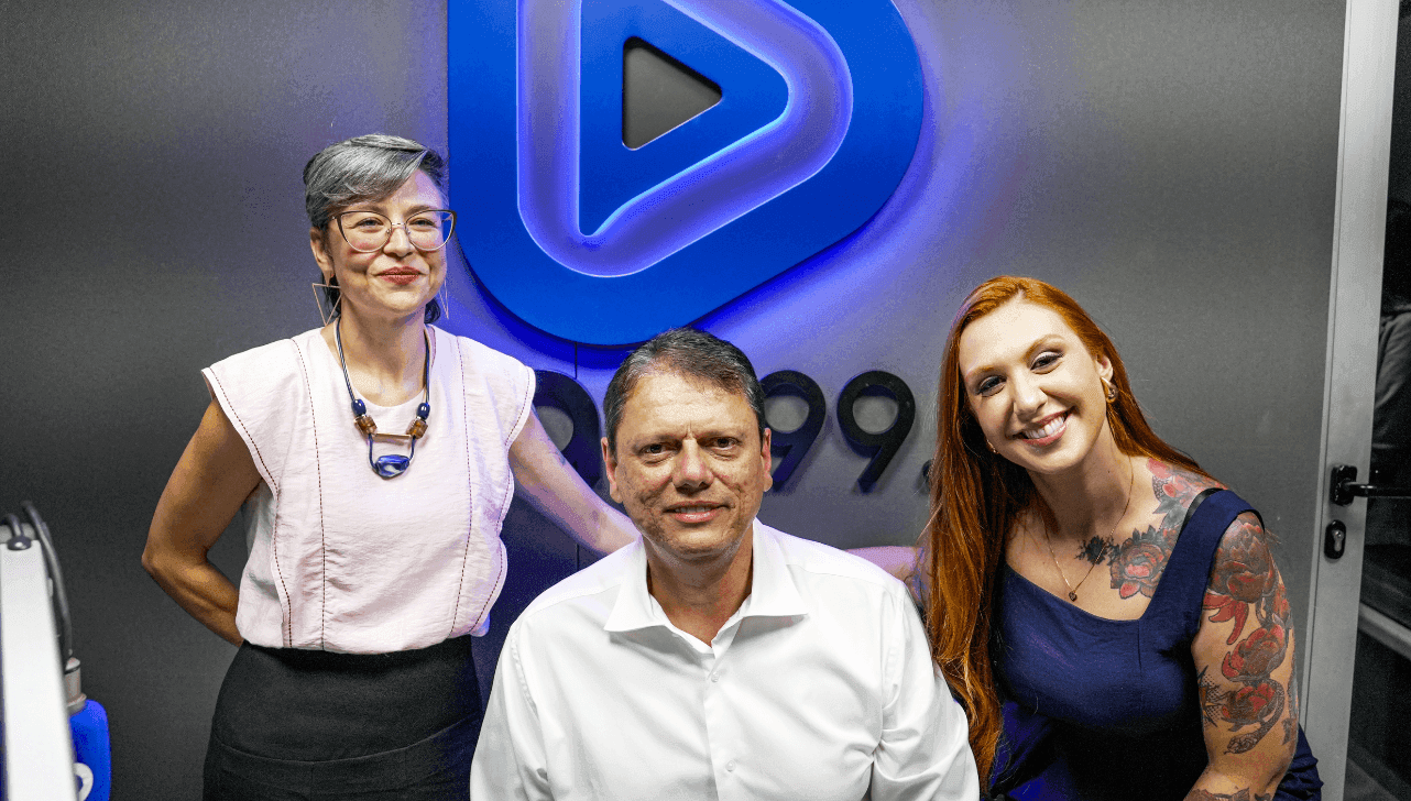 Amanda Priscila Costa e Luana Pistore com governador
