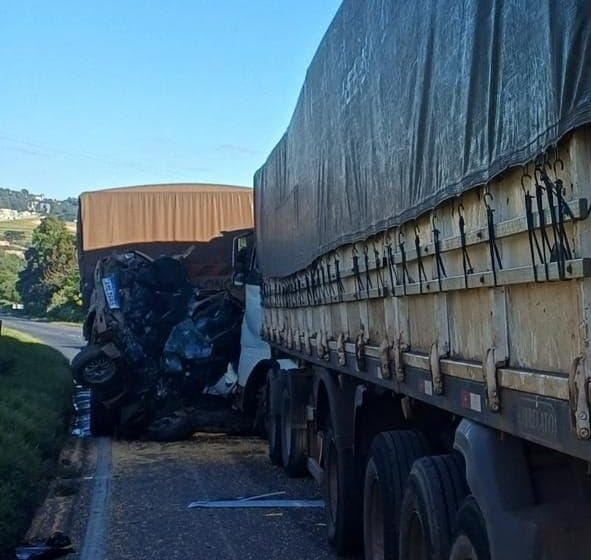 Engavetamento na BR-376 hoje causa mortes e congestionamento no PR