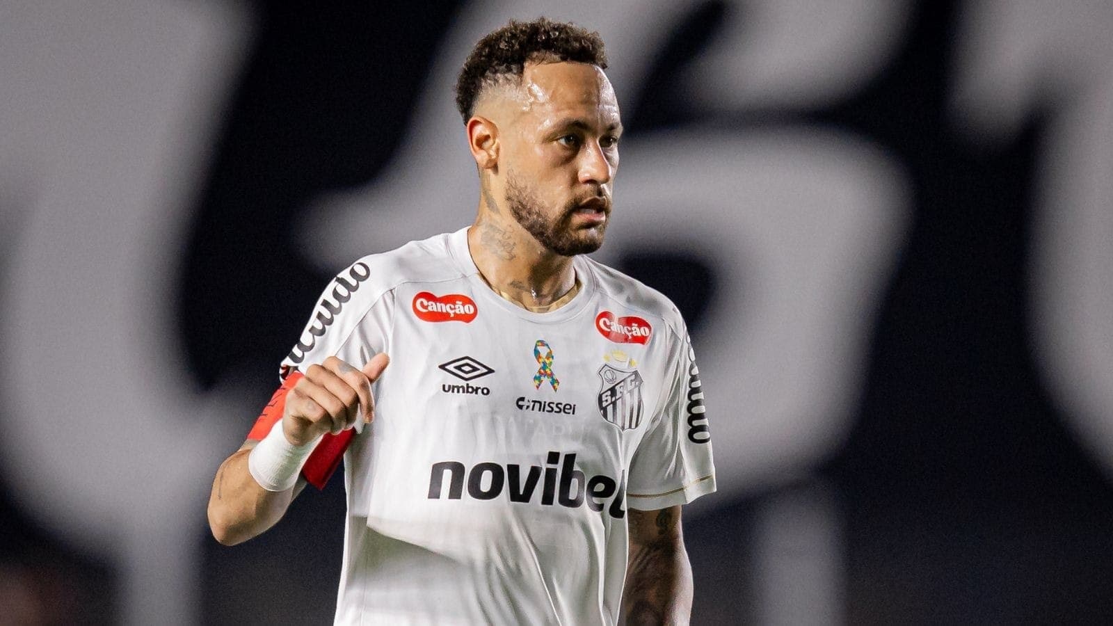 Neymar em ação pelo Santos contra o Remo