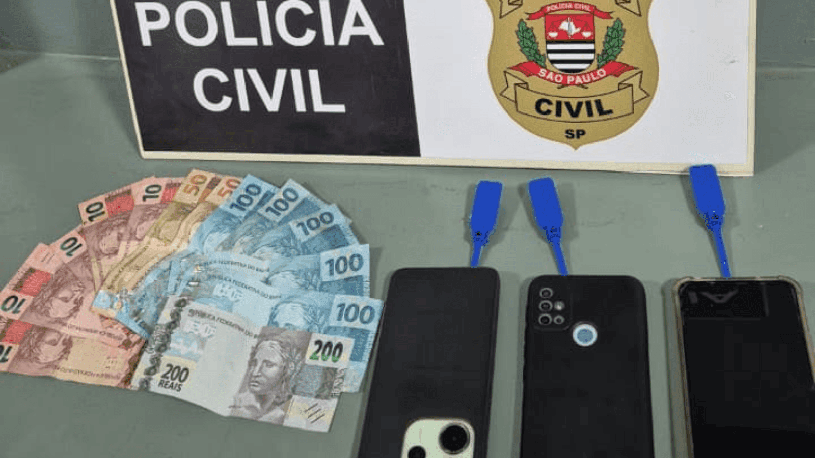 O suspeito estava com dinheiro e celulares na abordagem