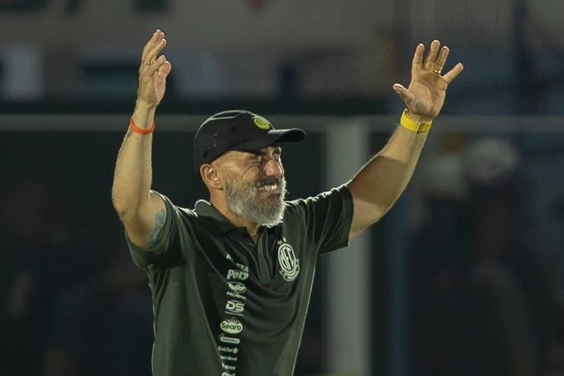Rafael Guanaes, técnico do Mirassol, comemora vitória da equipe na Copa Libertadores