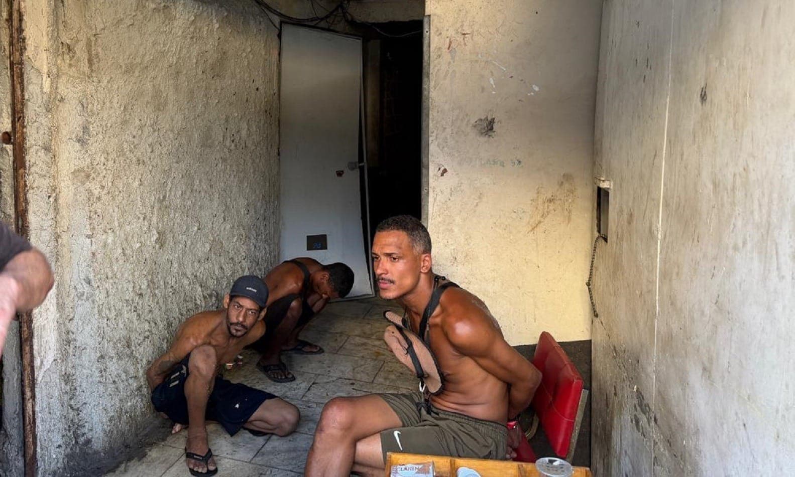 Três criminosos foram presos no local: Hercules Teixiera, de 42 anos, Julio Cesar Chagas de Oliveira, de 34, e Willain Douglas Bernardes Ferreira de Souza, de 29