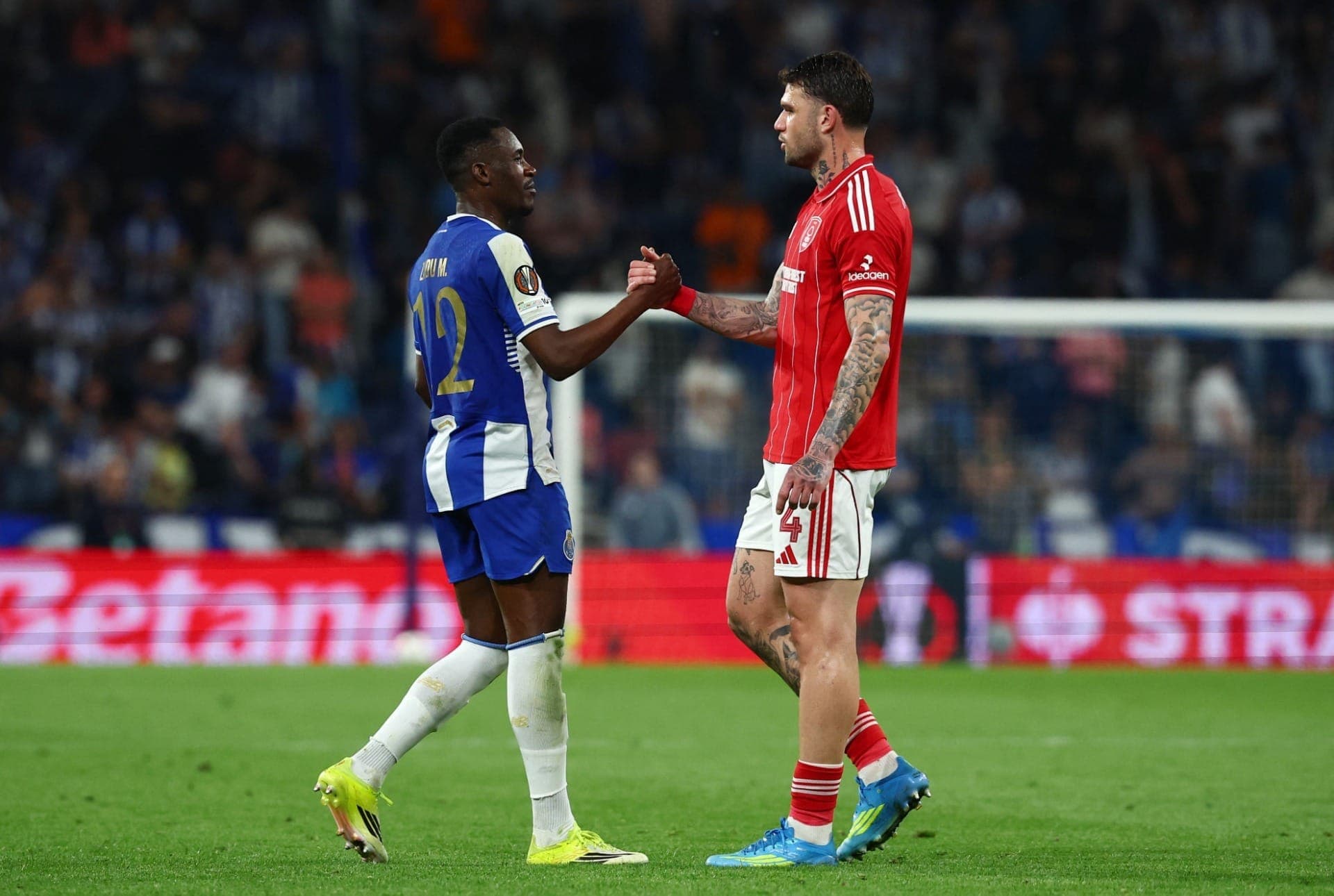 Zaidu e Morato durante a partida entre Porto e Nottingham Forest