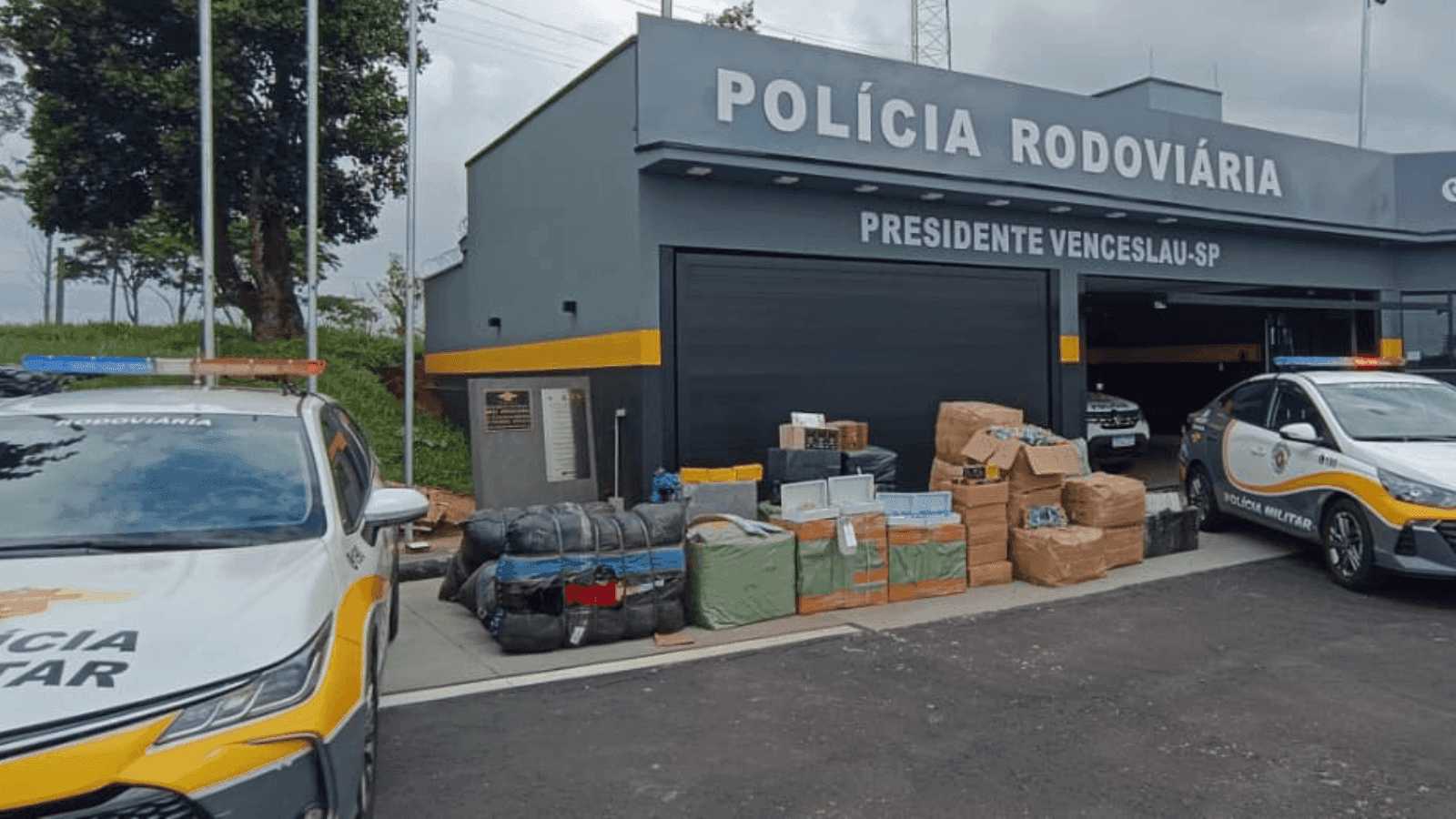 As mercadorias estavam escondidas no bagageiro de um ônibus