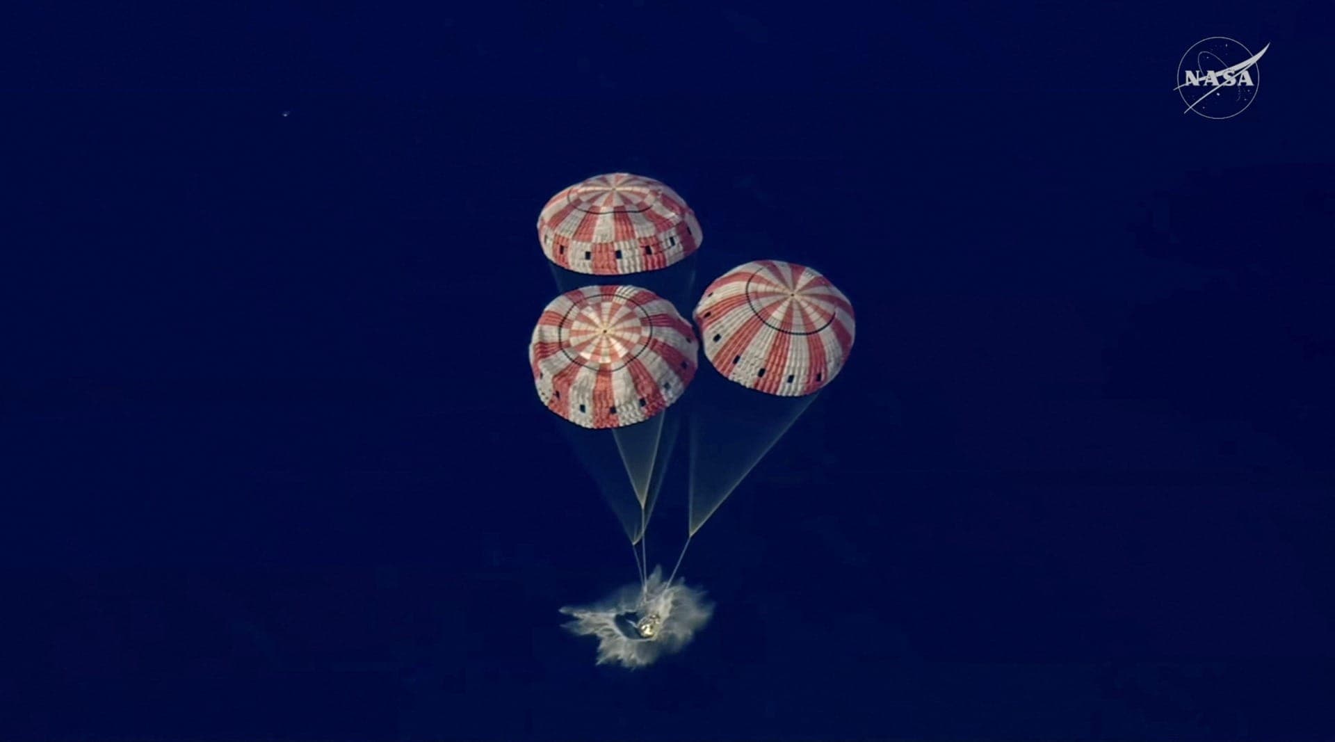 Cápsula da missão Artemis II pousa no Oceano Pacífico