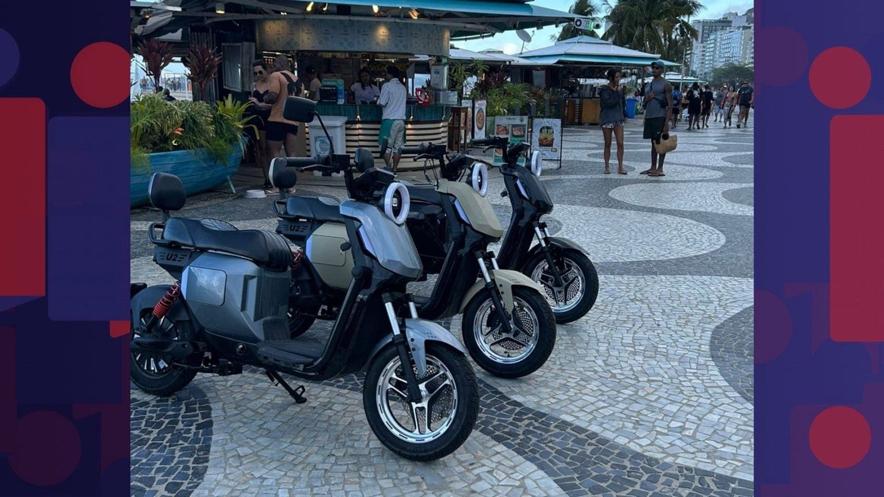 Fotos enviadas por locador mostra três ciclomotores estacionados no calçadão
