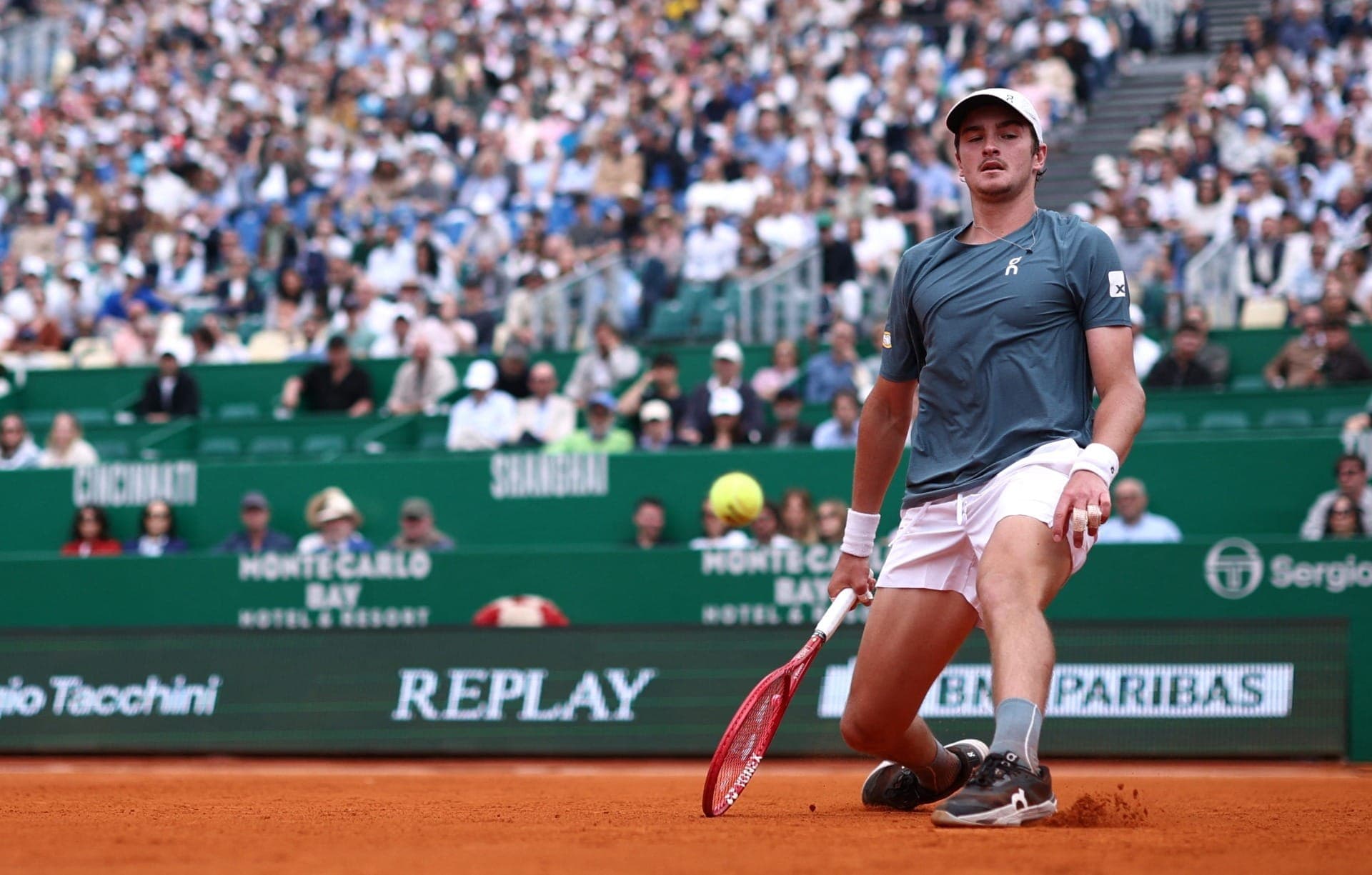 Tenista carioca chegou às quartas de final em Monte Carlo, mas acabou derrotado por Zverev