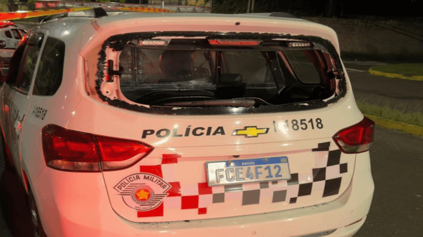Moradores atiraram pedras nos policiais e quebraram o vidro da viatura