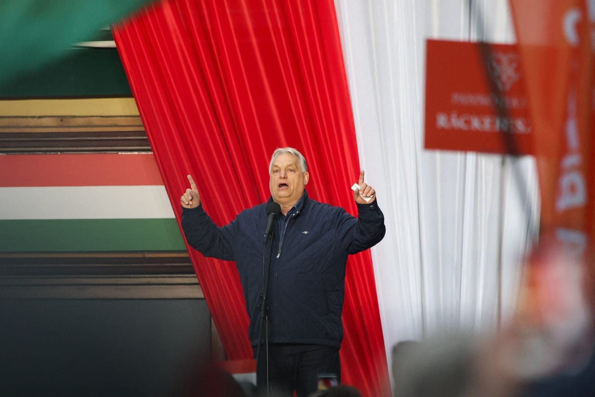O primeiro-ministro húngaro, Viktor Orbán, discursa durante um comício de campanha eleitoral