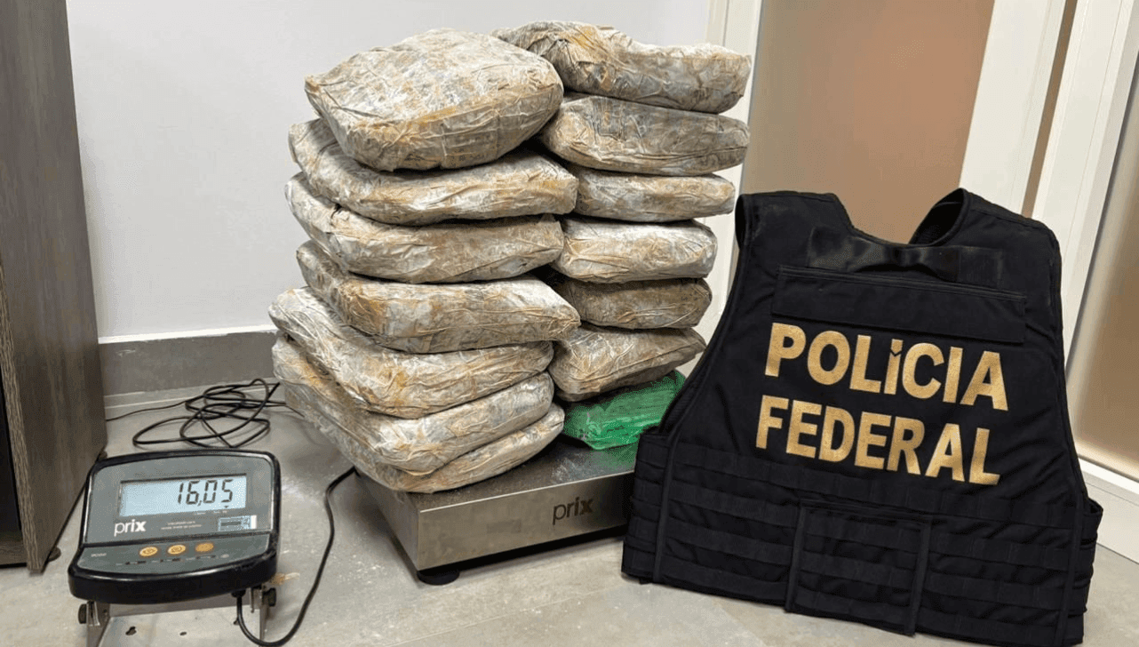 Droga estava escondida na bagagem da suspeita de 21 anos