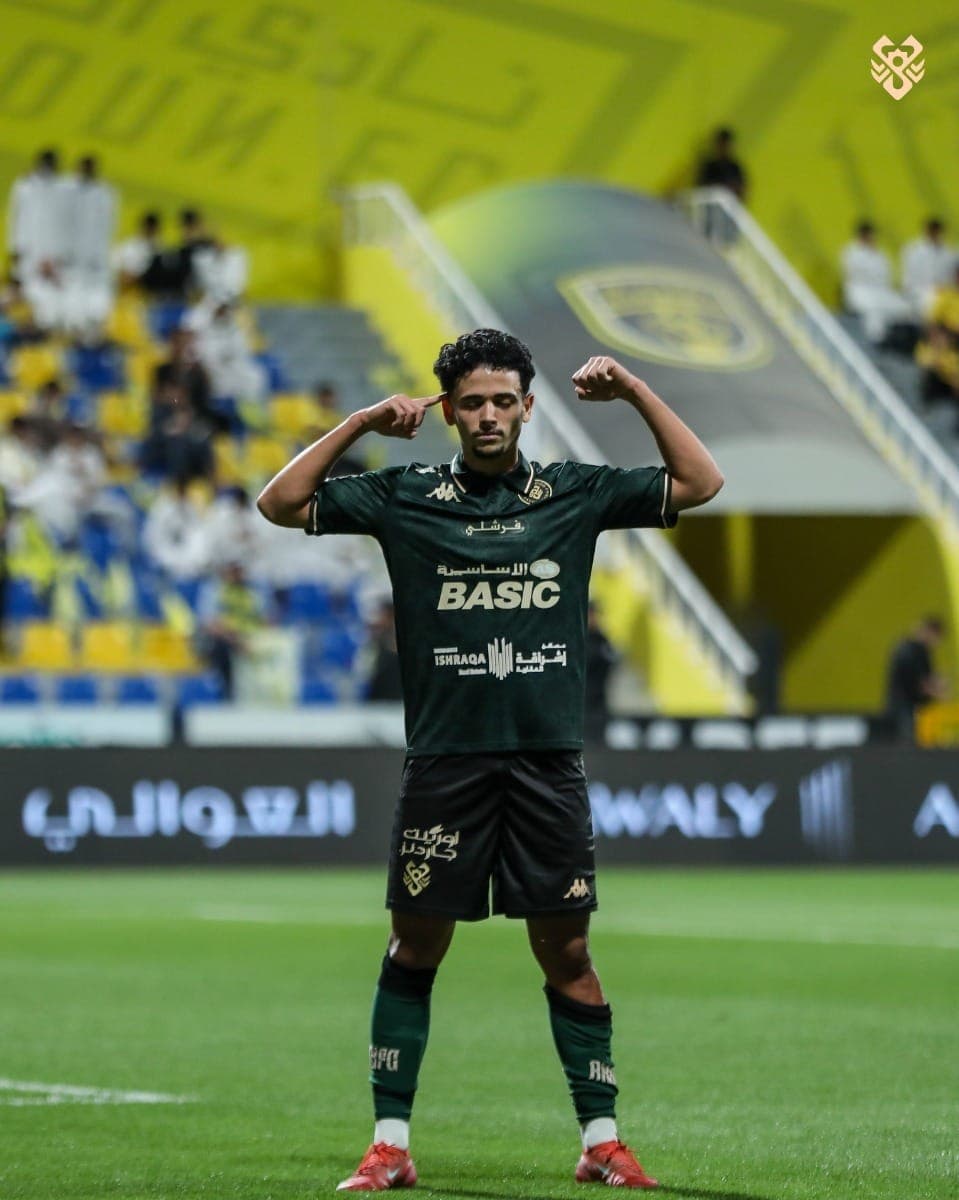 Guga, jovem atacante brasileiro do Al-Kholood comemora o gol na vitória diante do Al-Taawoun