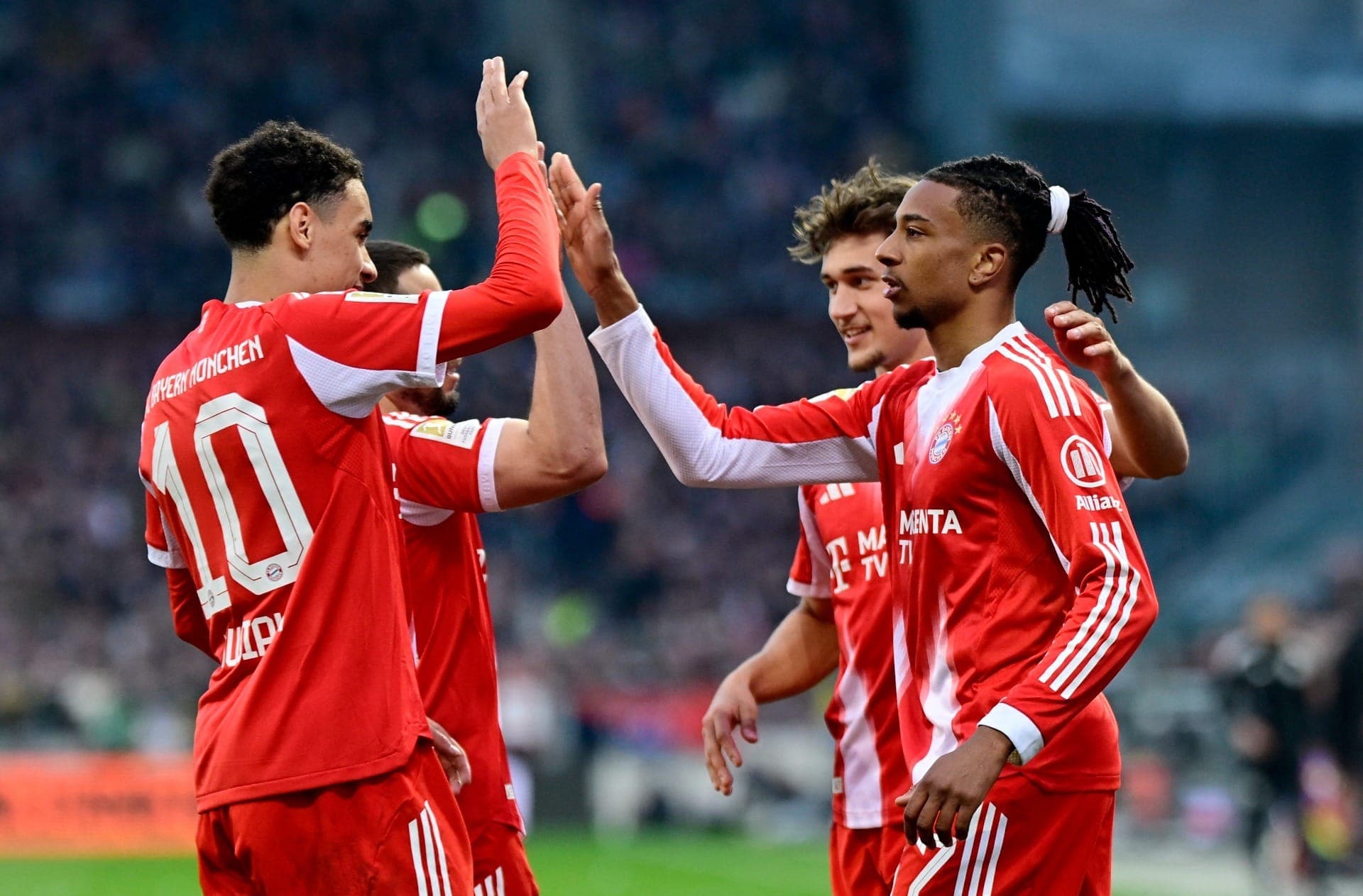 Musiala e Olise comemoram gol do Bayern contra o St.Pauli
