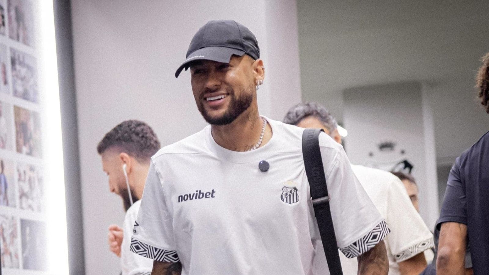 Neymar no vestiário da Vila antes de enfrentar o Atlético-MG