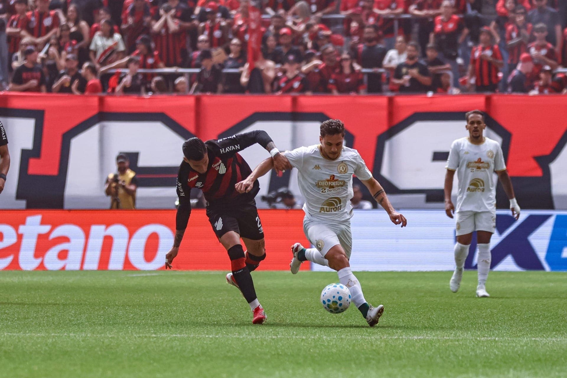 Athletico Paranaense vence a Chapecoense e sobe na tabela do Brasileirão