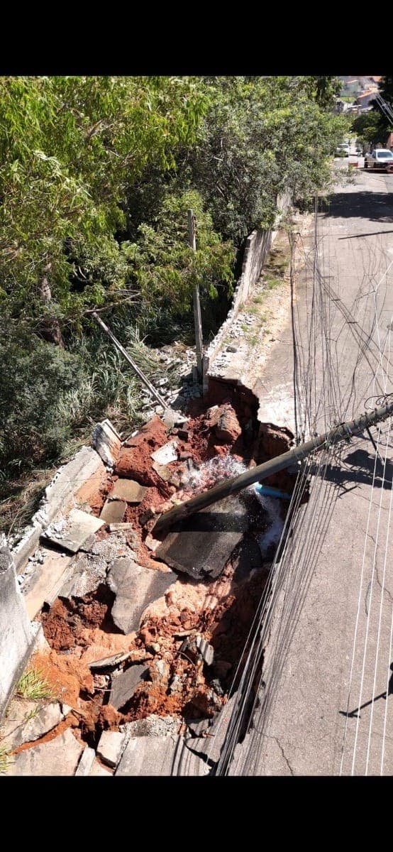 Cratera se abre e derruba poste em São José dos Campos