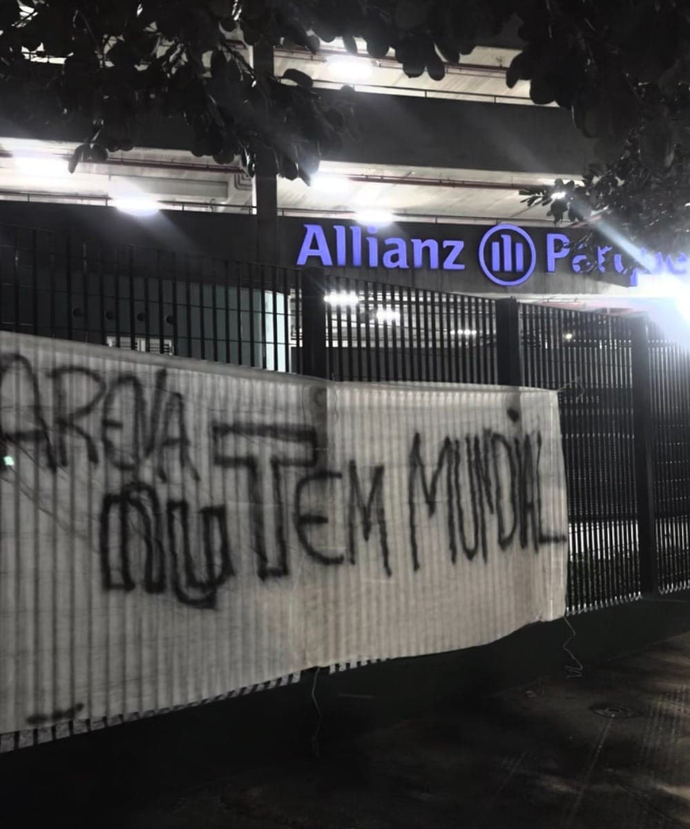 Faixa estendida por torcedores corintianos nos arredores do Allianz Parque, estádio do Palmeiras