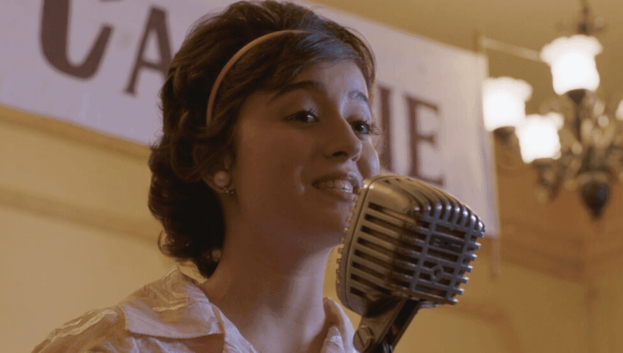 Um Broto Legal conta a historia da primeira cantora de rock nacional, Celly-Campello